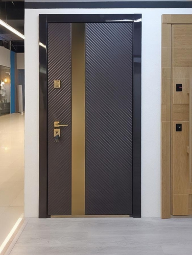 Дверь в выставочном зале