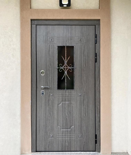 Входная дверь с остеклением