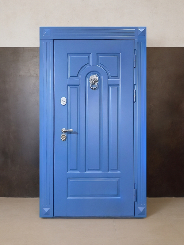 Дверь синего цвета с кнокером Дверь синего цвета с кнокером