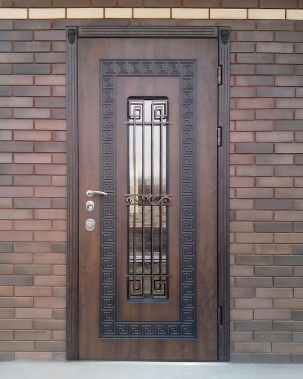 Остекленная дверь с ковкой Остекленная дверь с ковкой
