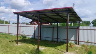 Односкатный навес с крышей из профнастила на дачном участке