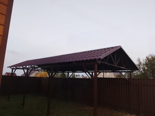 Двускатный навес из металлочерепицы для загородного дома